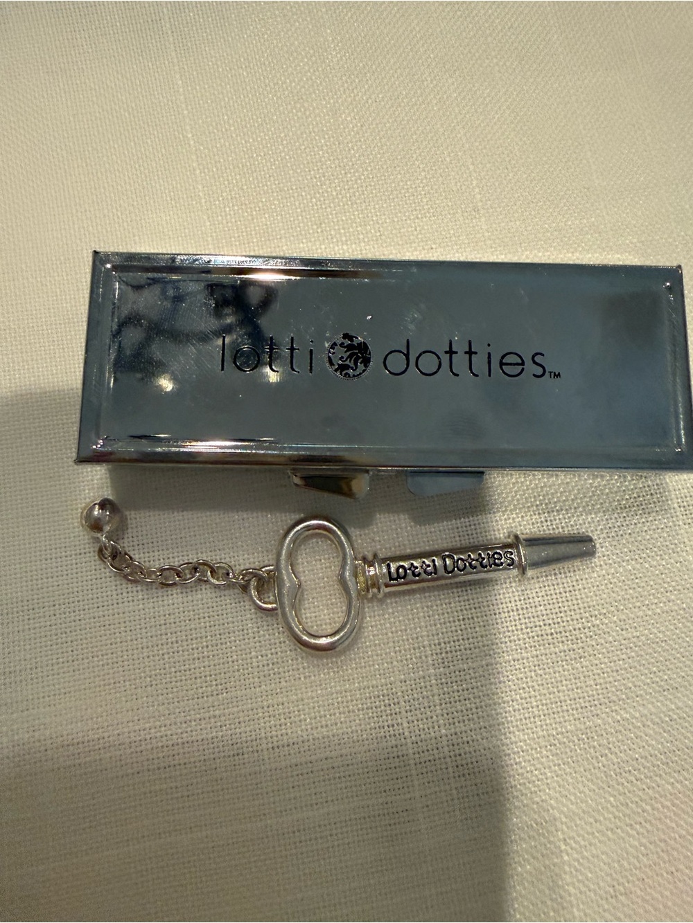 Lotti Dotties Magnetic Charm Snap Button Set with 12 Snaps and Key - Picture 2 of 2